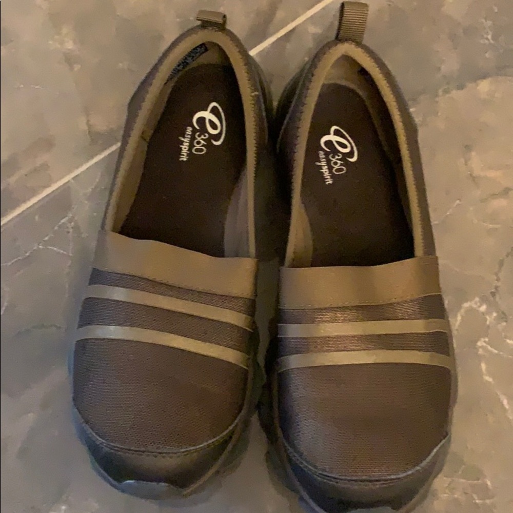 Easy spirt sneaker worn handful times